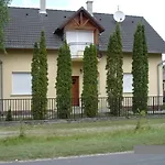 Apartment 14 Ferohelyes Haz Sajat Steggel, Jatszoterrel Balatonfenyvesen Vizparti Utcaban *