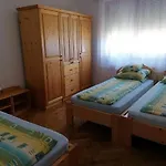 14 Ferohelyes Haz Sajat Steggel, Jatszoterrel Balatonfenyvesen Vizparti Utcaban * Balatonfenyves