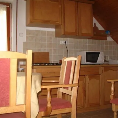 Apartment 14 Ferohelyes Haz Sajat Steggel, Jatszoterrel Balatonfenyvesen Vizparti Utcaban *