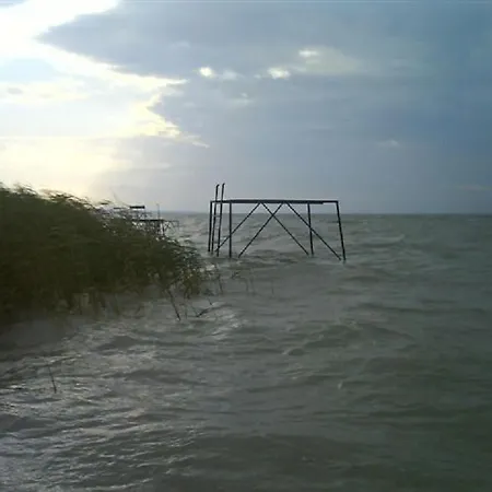 דירה 14 Ferohelyes Haz Sajat Steggel, Jatszoterrel Balatonfenyvesen Vizparti Utcaban *