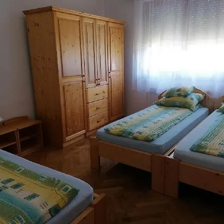 14 Ferohelyes Haz Sajat Steggel, Jatszoterrel Balatonfenyvesen Vizparti Utcaban * Balatonfenyves