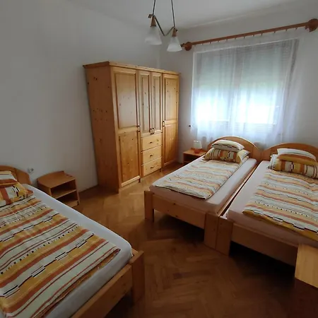 14 Ferohelyes Haz Sajat Steggel, Jatszoterrel Balatonfenyvesen Vizparti Utcaban *