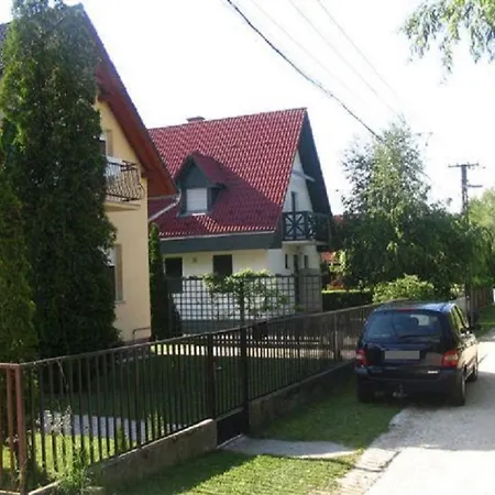 14 Ferohelyes Haz Sajat Steggel, Jatszoterrel Balatonfenyvesen Vizparti Utcaban בלטונפנבש