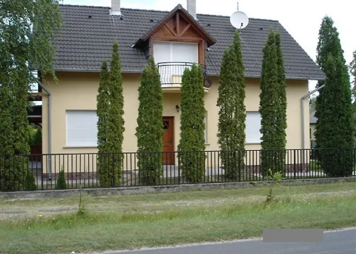 Διαμέρισμα 14 Ferohelyes Haz Sajat Steggel, Jatszoterrel Balatonfenyvesen Vizparti Utcaban *