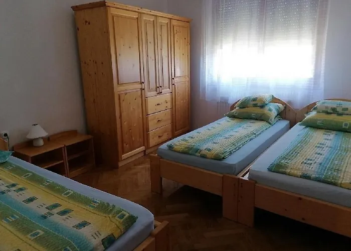 14 Ferohelyes Haz Sajat Steggel, Jatszoterrel Balatonfenyvesen Vizparti Utcaban * Balatonfenyves