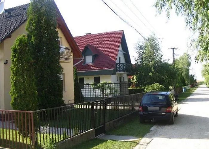 14 Ferohelyes Haz Sajat Steggel, Jatszoterrel Balatonfenyvesen Vizparti Utcaban Balatonfenyves