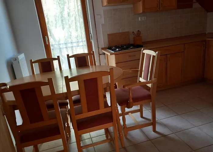 Apartament 14 Ferohelyes Haz Sajat Steggel, Jatszoterrel Balatonfenyvesen Vizparti Utcaban *